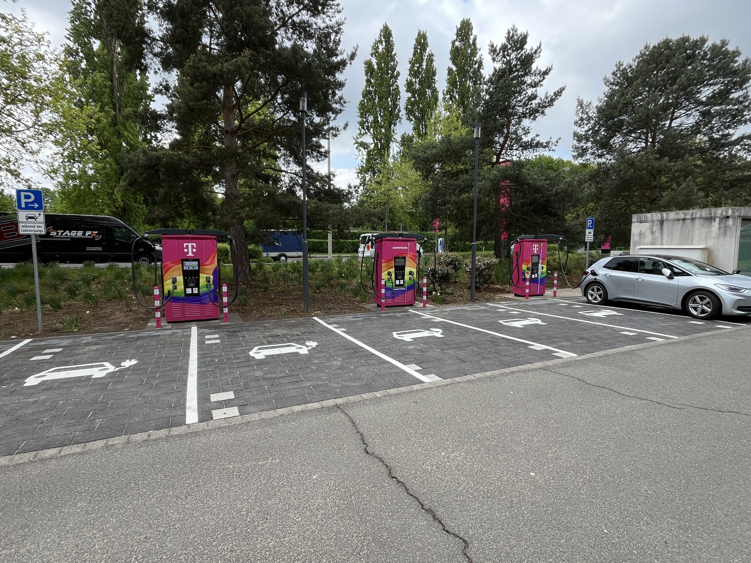 Magenta Pride Ladestationen Landgrabenweg